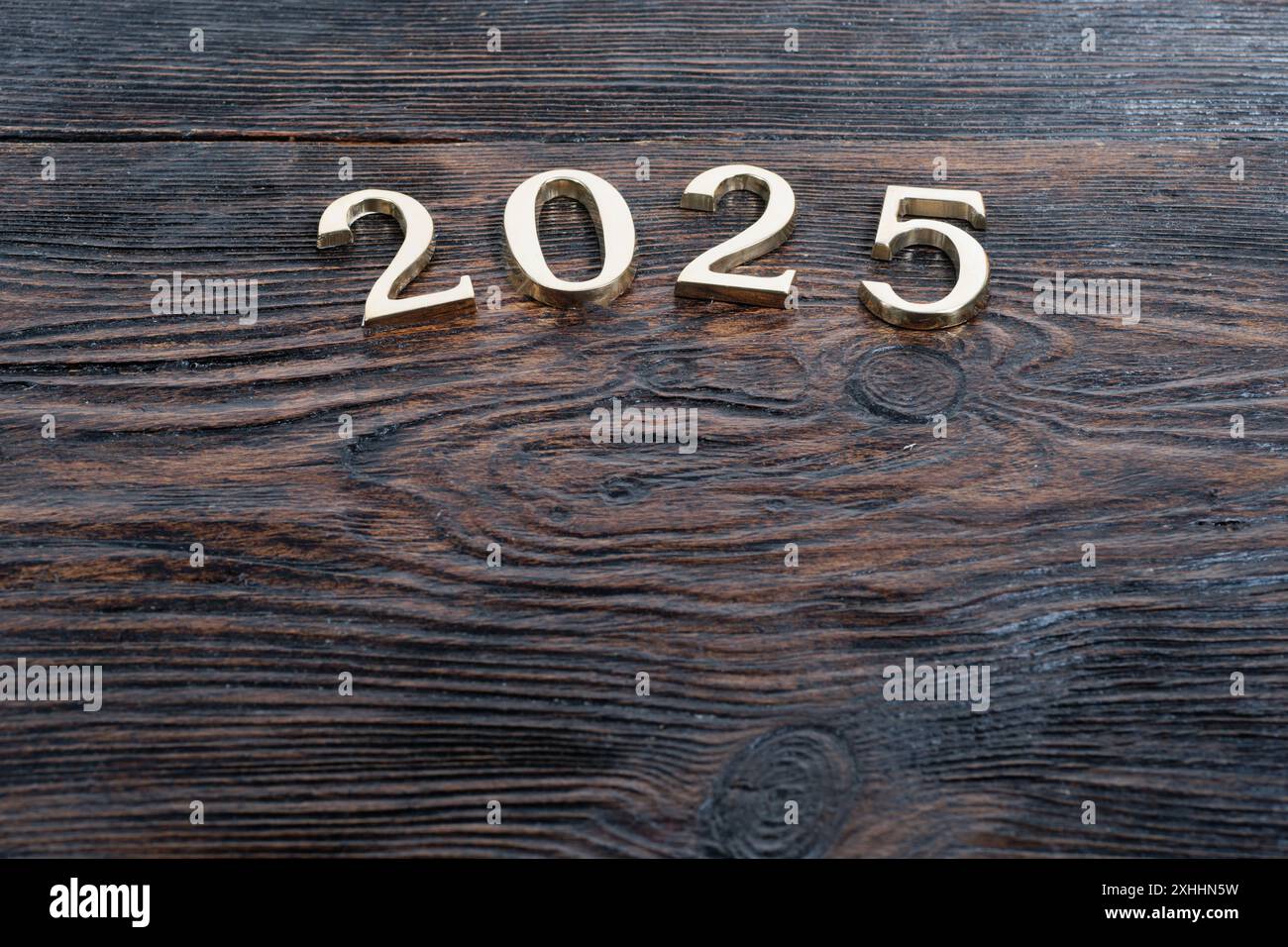 Bonne année. Symbole du numéro 2025 sur fond en bois Banque D'Images