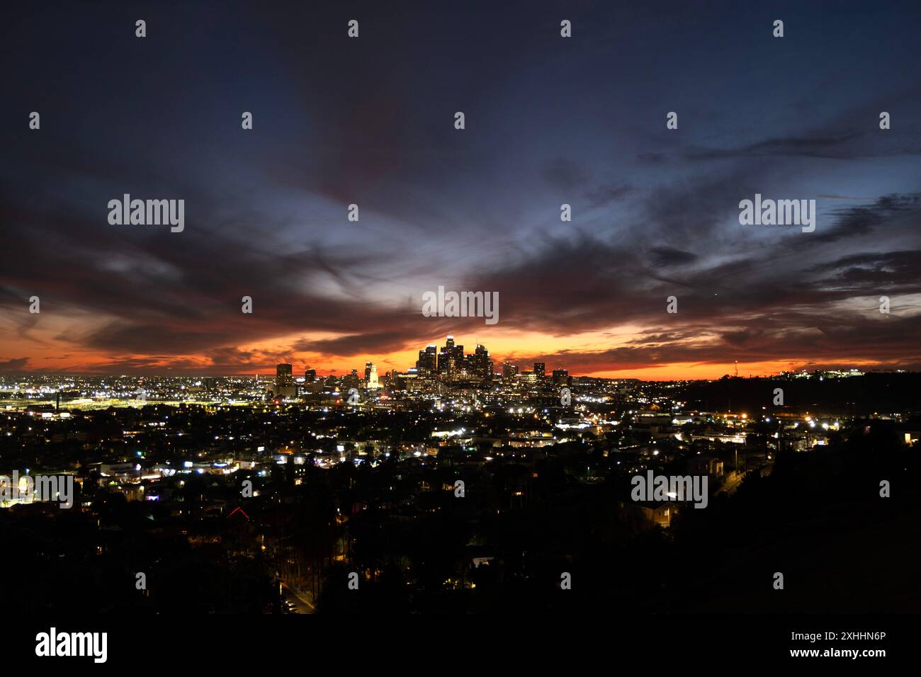 Vue lointaine sur les gratte-ciel du centre-ville de Los Angeles après le coucher du soleil au crépuscule alors que la lumière de la ville s'allume Banque D'Images