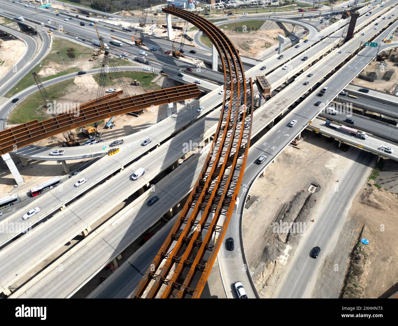 L'acier et le béton volent en construction à un nouvel échangeur pour les autoroutes I-10 et TX-1604 dans la banlieue de San Antonio au Texas Banque D'Images