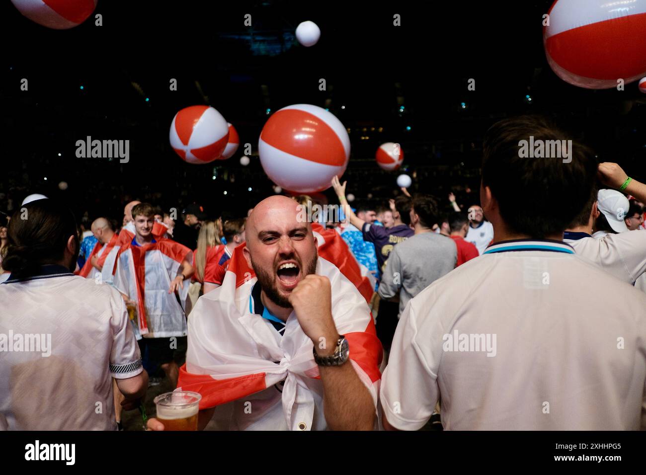 Londres, Angleterre, Royaume-Uni. 14 juillet 2024. Les fans de football se réunissent à l'O2 Arena de Londres pour regarder la finale de l'Euro sur grand écran. L'événement offre une atmosphère animée avec des milliers de supporters acclamant l'Angleterre. (Crédit image : © Joao Daniel Pereira/ZUMA Press Wire) USAGE ÉDITORIAL SEULEMENT! Non destiné à UN USAGE commercial ! Banque D'Images