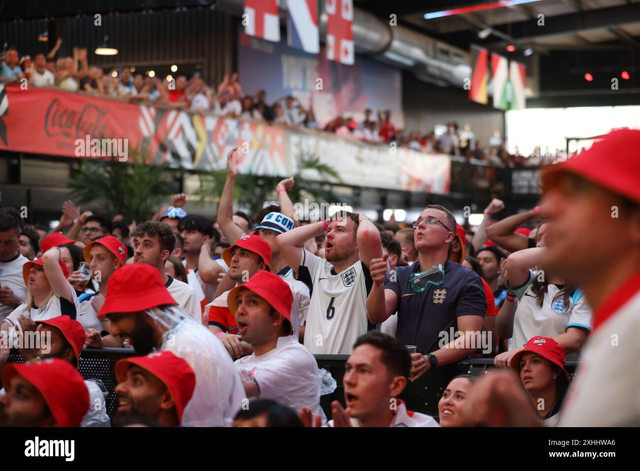 Les supporters anglais réagissent au Boxpark Wembley à Londres lors d'une projection de la finale de l'UEFA Euro 2024 entre l'Espagne et l'Angleterre. Date de la photo : dimanche 14 juillet 2024. Banque D'Images