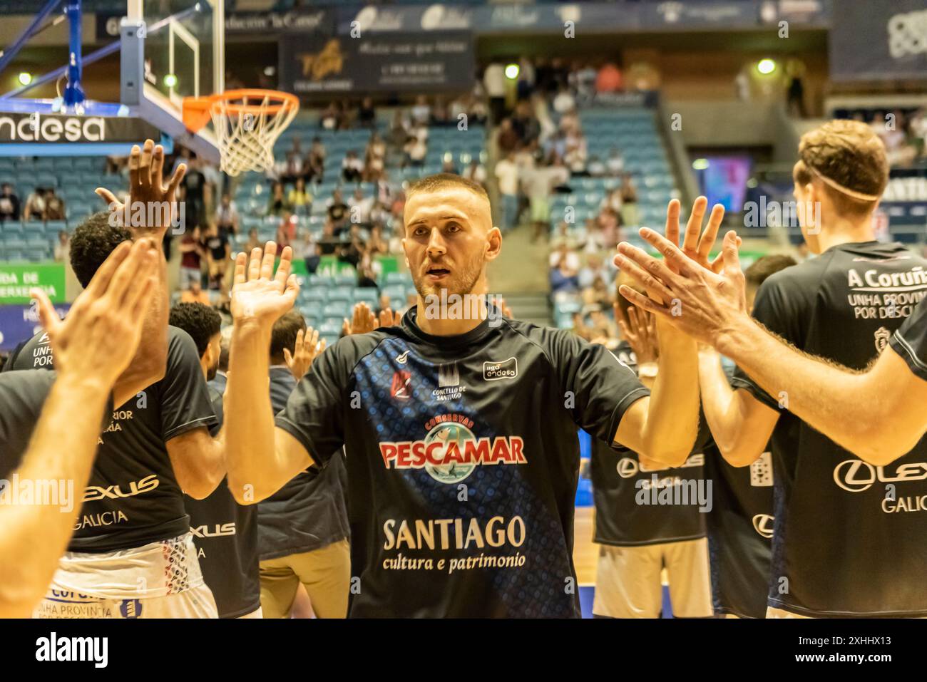 4 octobre 2023. Fontes do SAR Stadium le panier ACB leage monbus Obradoiro joueurs de l'équipe entrent dans le court. Banque D'Images