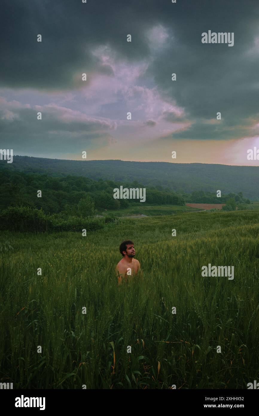 [Énergie positive]  L'image d'un homme qui reçoit de l'énergie de la nature Banque D'Images