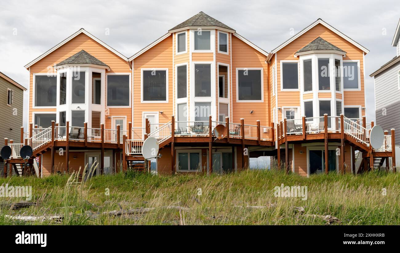 Maisons de ville colorées le long de la côte de l'Alaska Banque D'Images