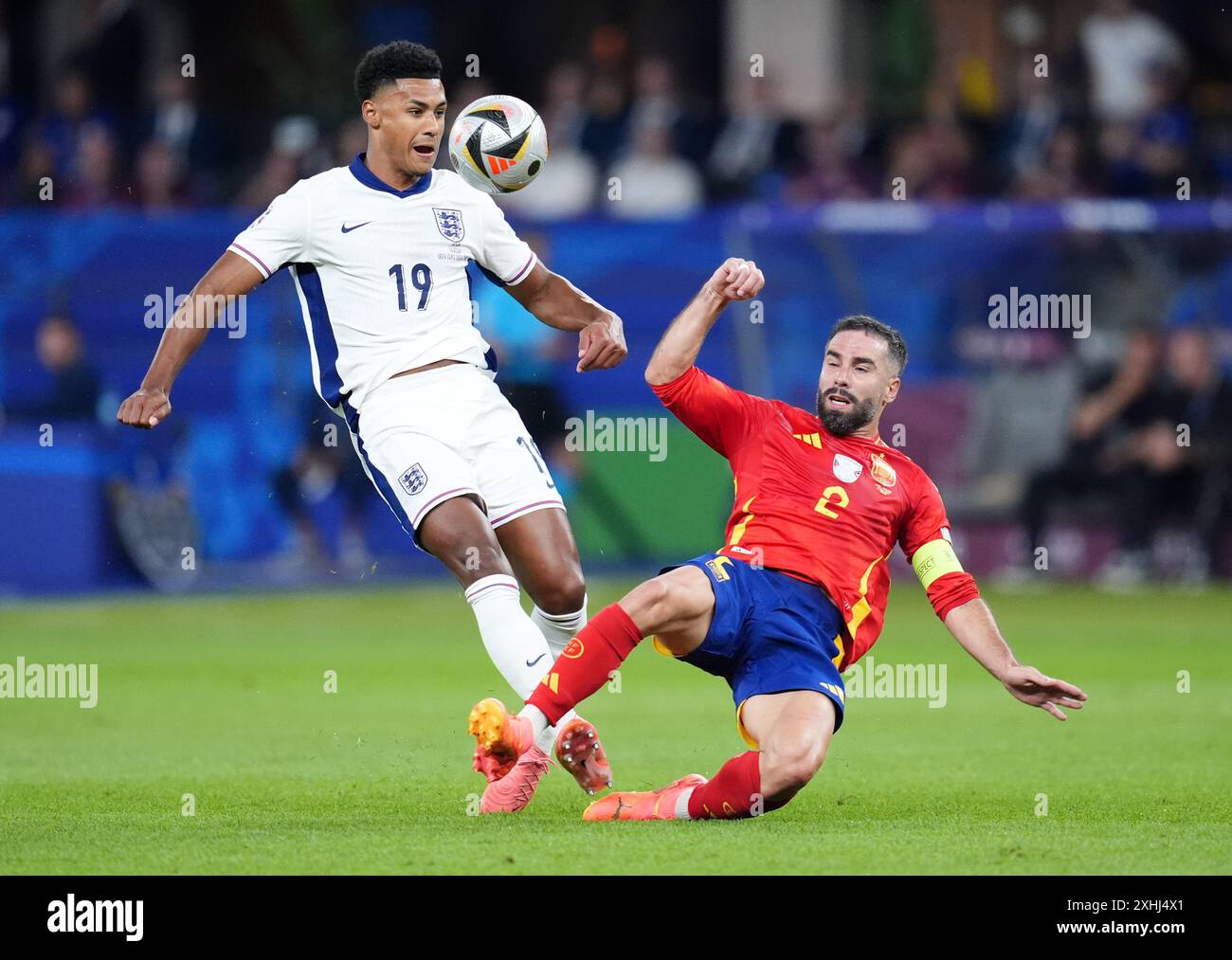 L'Anglais Ollie Watkins (à gauche) et l'Espagnol Dani Carvajal se battent pour le ballon lors de la finale de l'UEFA Euro 2024 à l'Olympiastadion de Berlin. Date de la photo : dimanche 14 juillet 2024. Banque D'Images