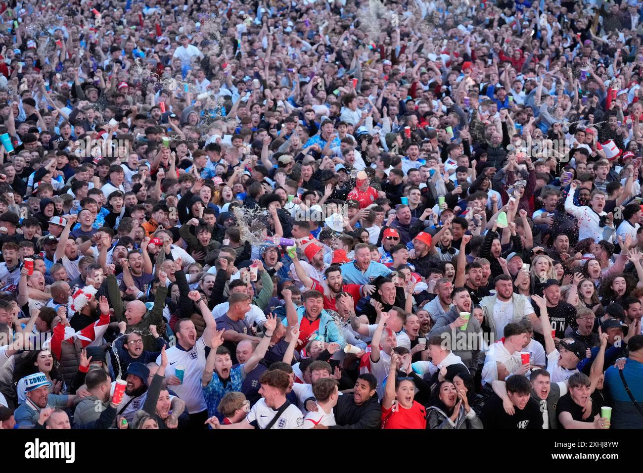 Les supporters anglais au Millennium Square à Leeds célèbrent le but de leur équipe lors d'une projection de la finale de l'UEFA Euro 2024 entre l'Espagne et l'Angleterre. Date de la photo : dimanche 14 juillet 2024. Banque D'Images