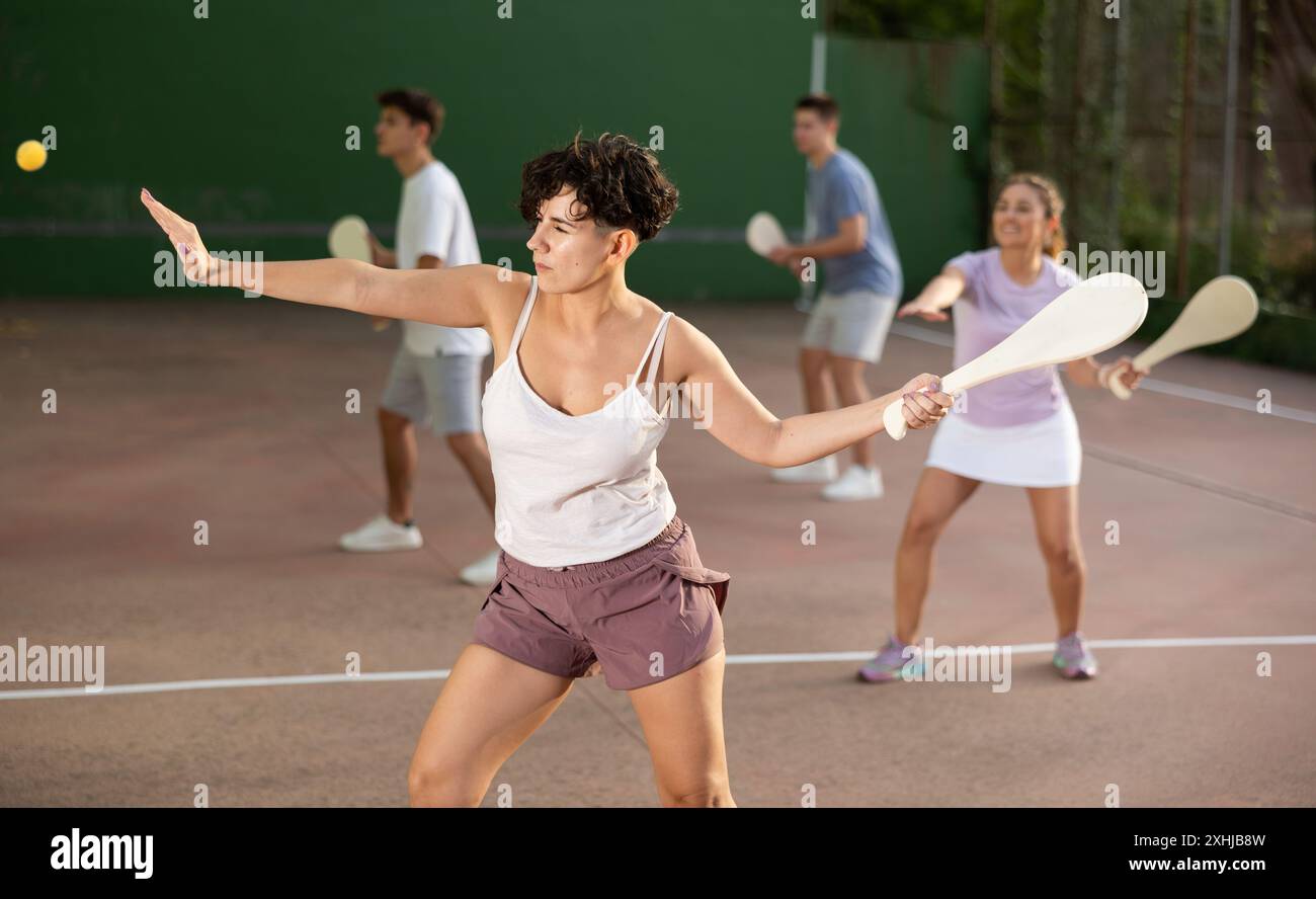 Femme jouant la pelote basque sur le terrain extérieur de pelote Banque D'Images