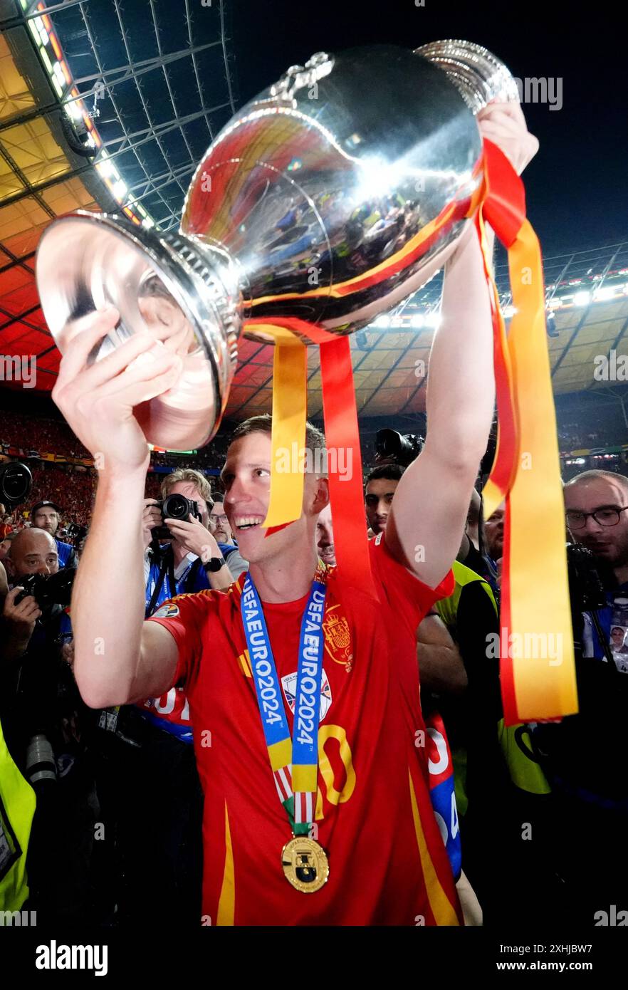 L’Espagnol Dani Olmo célèbre avec le trophée lors de la finale de l’UEFA Euro 2024 à l’Olympiastadion de Berlin. Date de la photo : dimanche 14 juillet 2024. Banque D'Images