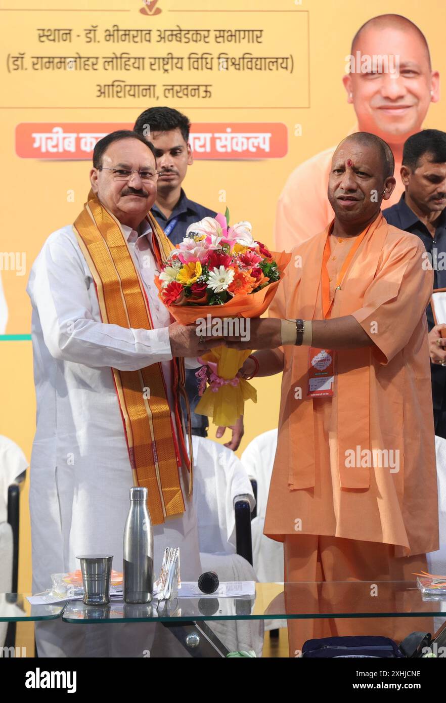 Lucknow, Inde. 14 juillet 2024. LUCKNOW, INDE - 14 JUILLET : le président national du parti Bharatiya Janata J. P Nadda accueilli avec le bukey par le ministre en chef de l'Uttar Pradesh Yogi Adityanath lors de la réunion du comité de travail du BJP de l'Uttar Pradesh à l'auditorium Dr Bhimrao Ambedkar de l'Université de droit Dr Manohar Lohiya le 14 juillet 2024 à ? Lucknow, Inde. (Photo de Deepak Gupta/Hindustan Times/Sipa USA ) crédit : Sipa USA/Alamy Live News Banque D'Images