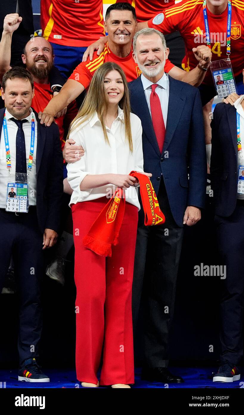 Le roi d'Espagne Felipe VI et l'infante Sofia d'Espagne célèbrent avec les entraîneurs espagnols leur victoire contre l'Angleterre après la finale de l'UEFA Euro 2024 à l'Olympiastadion de Berlin. Date de la photo : dimanche 14 juillet 2024. Banque D'Images