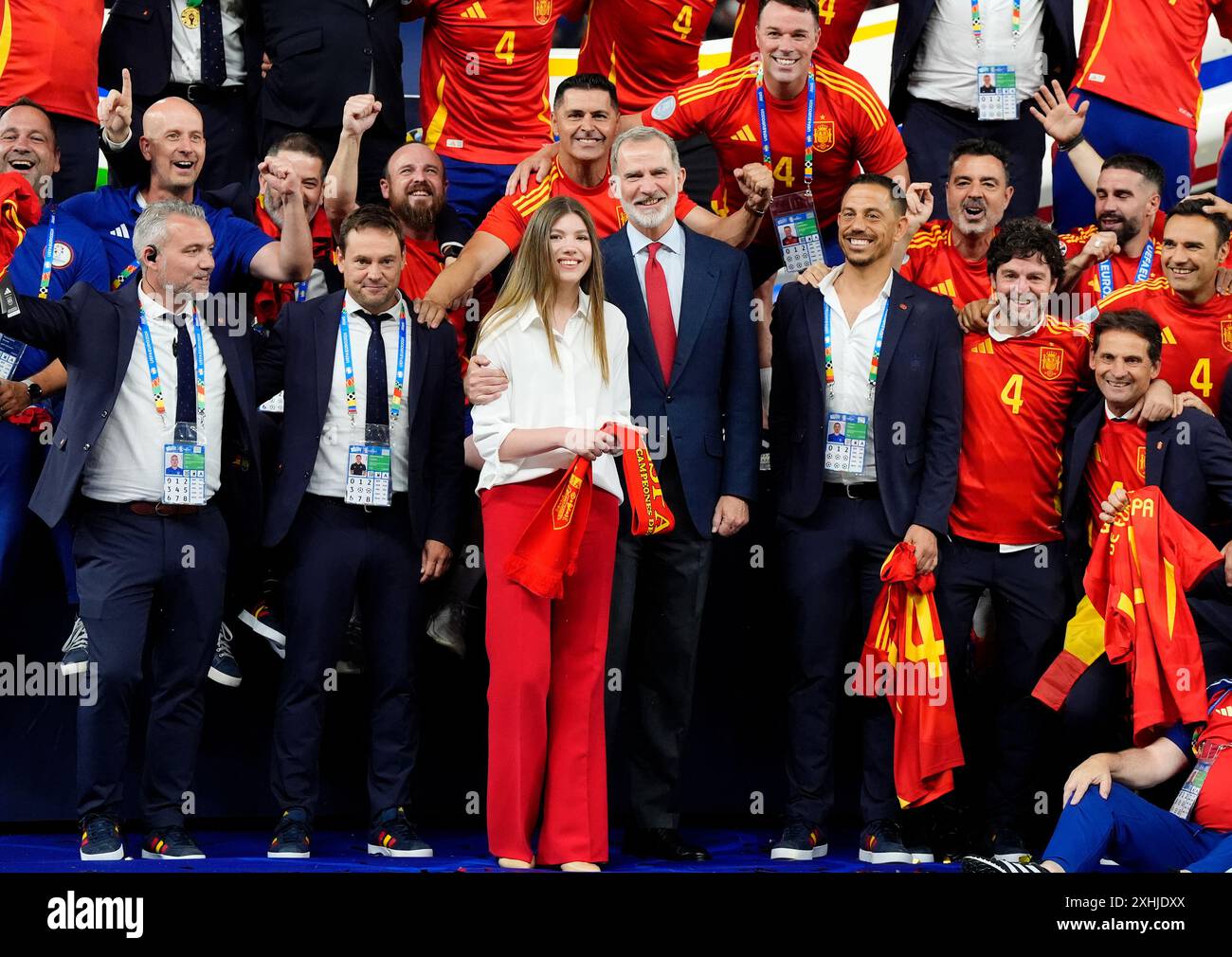 Le roi d'Espagne Felipe VI et l'infante Sofia d'Espagne célèbrent avec les entraîneurs espagnols leur victoire contre l'Angleterre après la finale de l'UEFA Euro 2024 à l'Olympiastadion de Berlin. Date de la photo : dimanche 14 juillet 2024. Banque D'Images