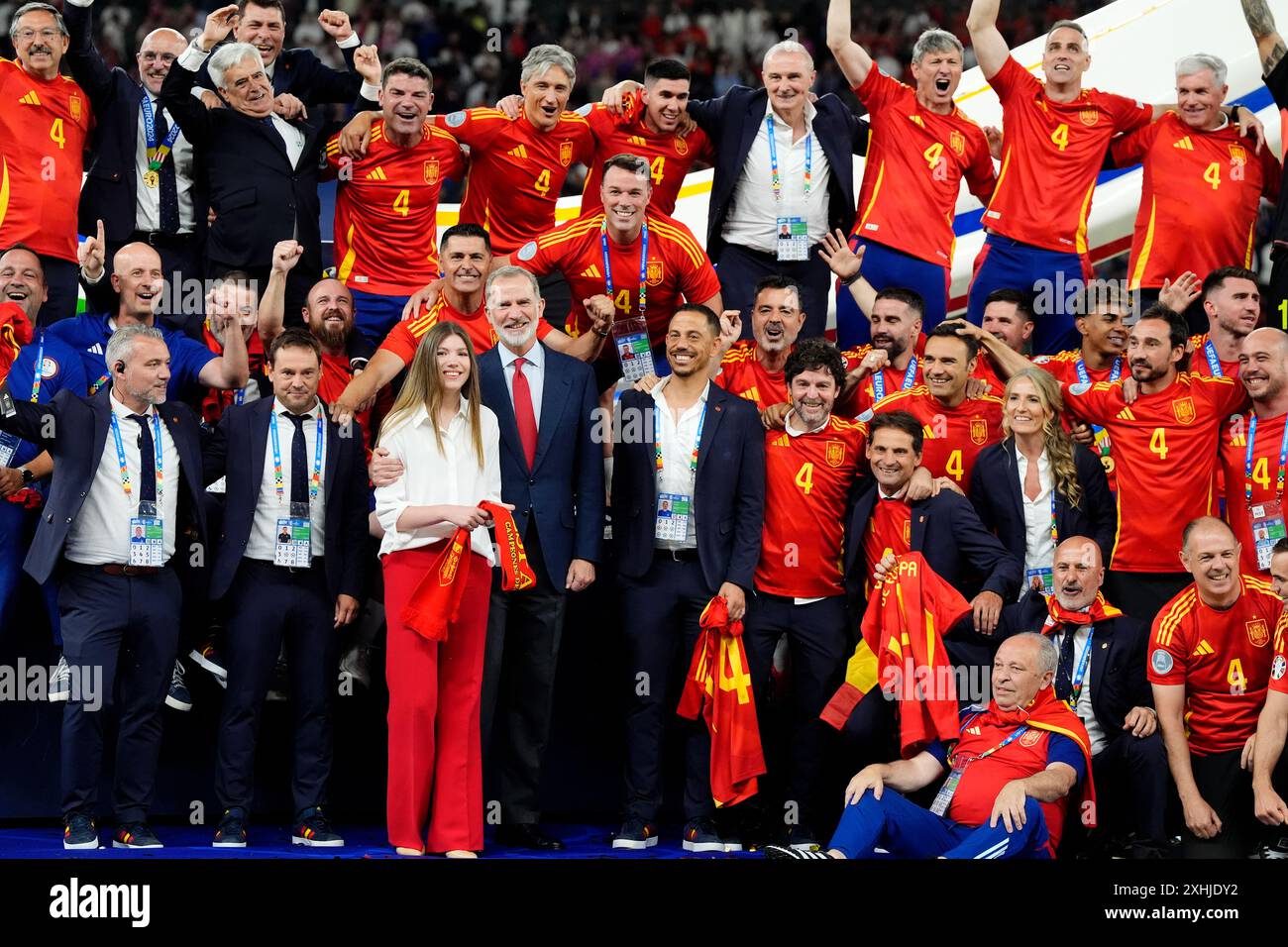 Le roi d'Espagne Felipe VI et l'infante Sofia d'Espagne célèbrent avec les entraîneurs espagnols leur victoire contre l'Angleterre après la finale de l'UEFA Euro 2024 à l'Olympiastadion de Berlin. Date de la photo : dimanche 14 juillet 2024. Banque D'Images