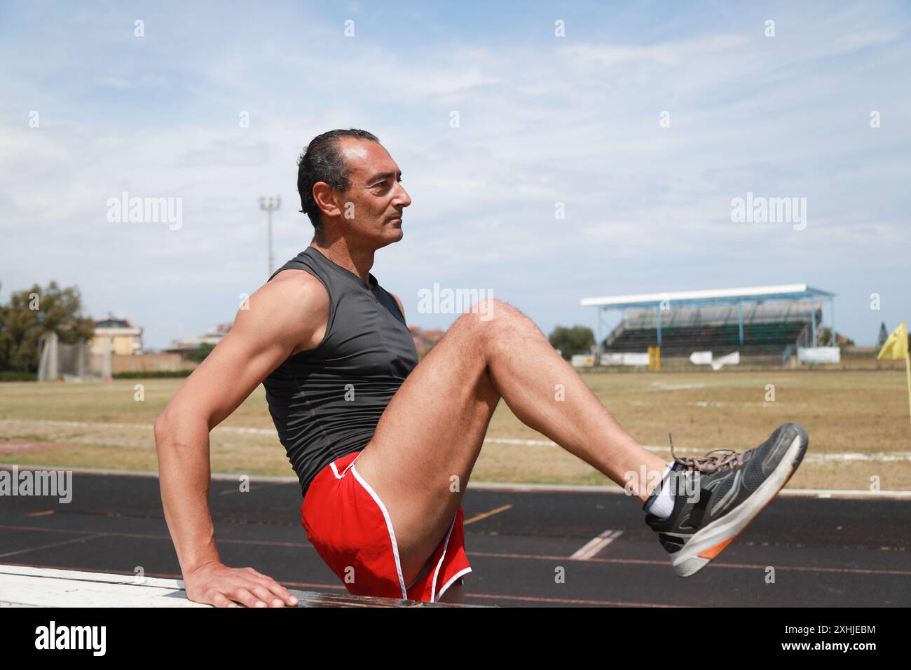 La définition des muscles d'Un athlète pendant les étirements Banque D'Images