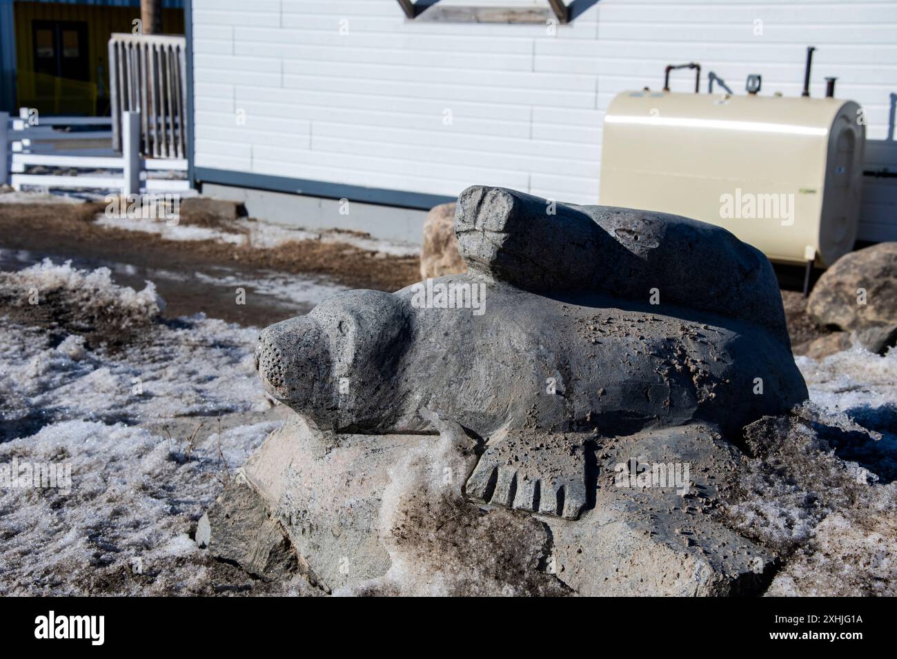 Sculpture en pierre d'un phoque sur un rocher au parc de sculptures Inuit près des four Corners à Iqaluit, Nunavut, Canada Banque D'Images