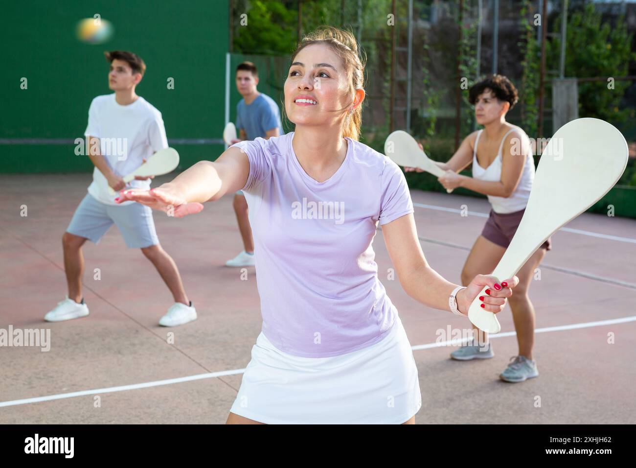 Femme jouant la pelote basque sur le terrain extérieur de pelote Banque D'Images