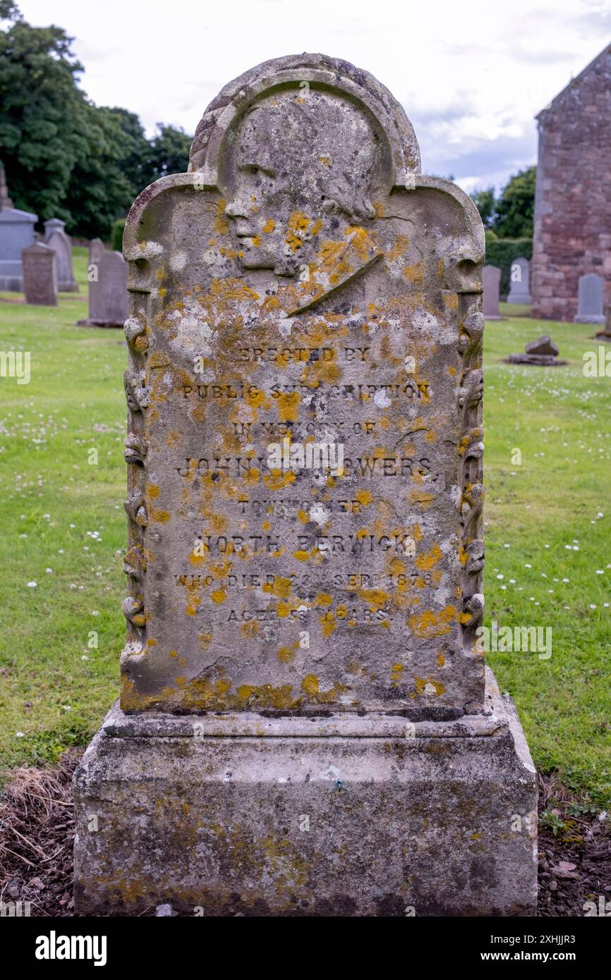 Pierre tombale de Johnnie Bowers, Town crier, North Berwick, East Lothian, Royaume-Uni. Banque D'Images