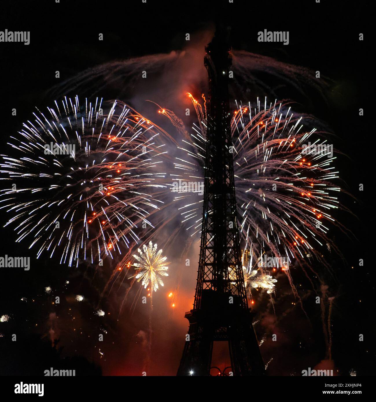 Paris, France, 14 juillet 2024. Impressionnant feu d'artifice avec explosions colorées à la tour Eiffel - Jacques Julien/Alamy Live News Banque D'Images