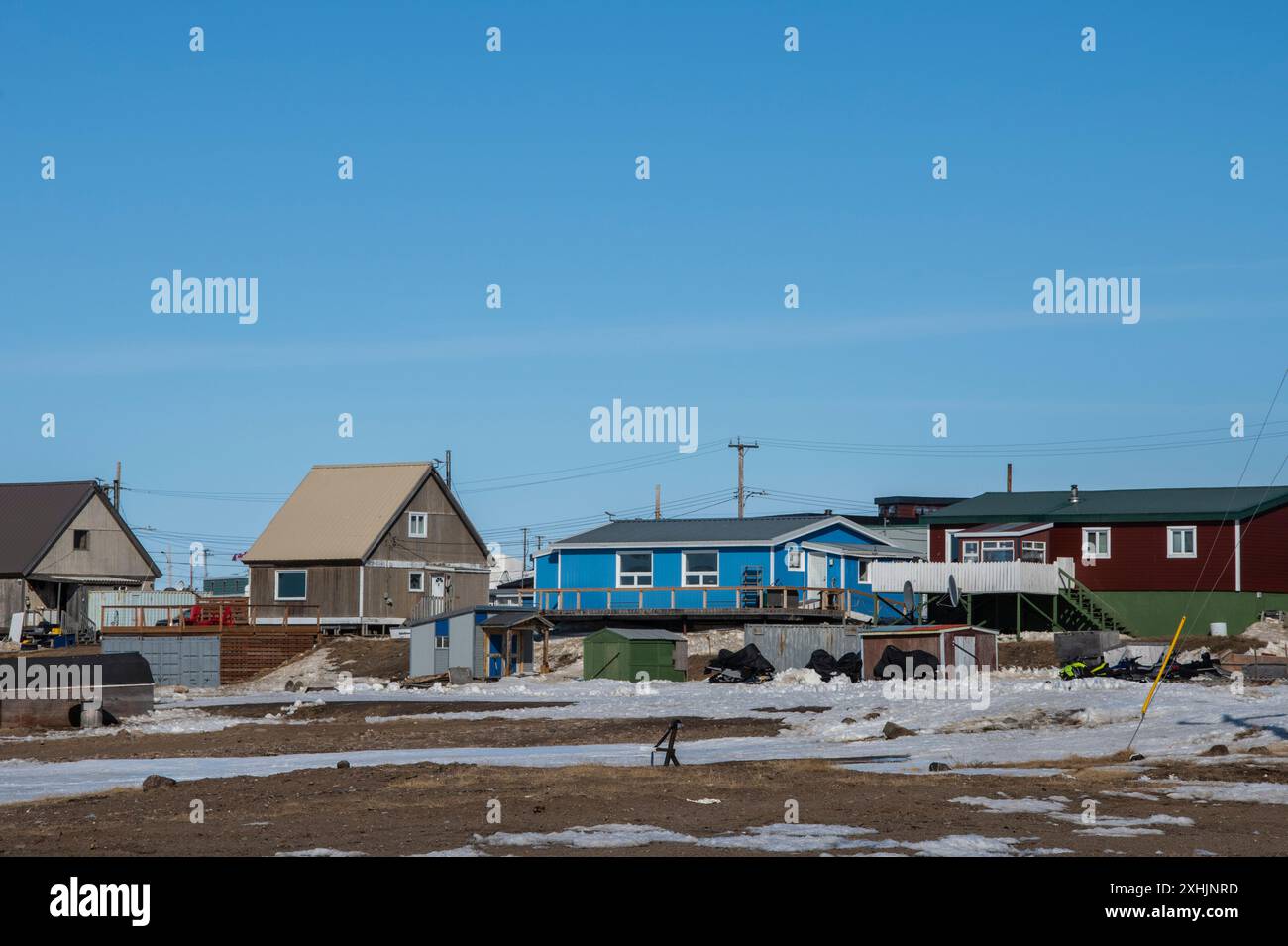 Maisons, hangars et équipement sur la plage de la baie Frobisher à Iqaluit, Nunavut, Canada Banque D'Images