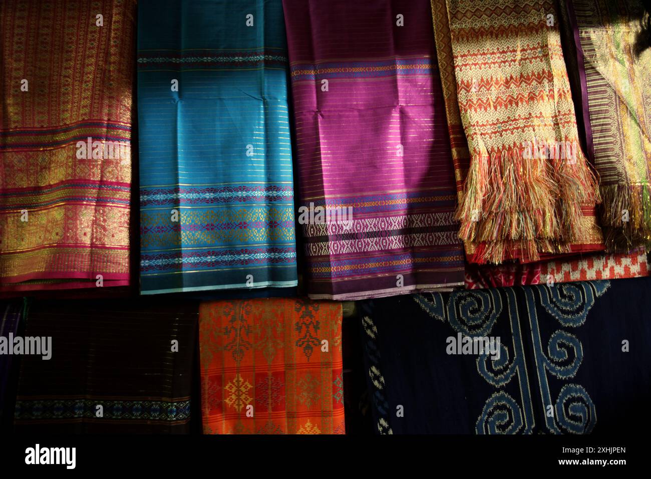 Tissus traditionnels dans une boutique de souvenirs de Lemo, North Toraja, South Sulawesi, Indonésie. Banque D'Images