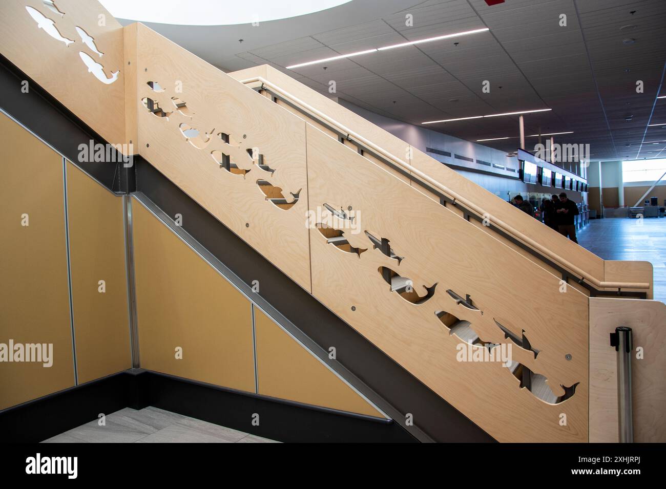 Découpes de la conception du poisson omble arctique sur les balustrades des escaliers à l'intérieur de l'aéroport international d'Iqaluit au Nunavut, Canada Banque D'Images