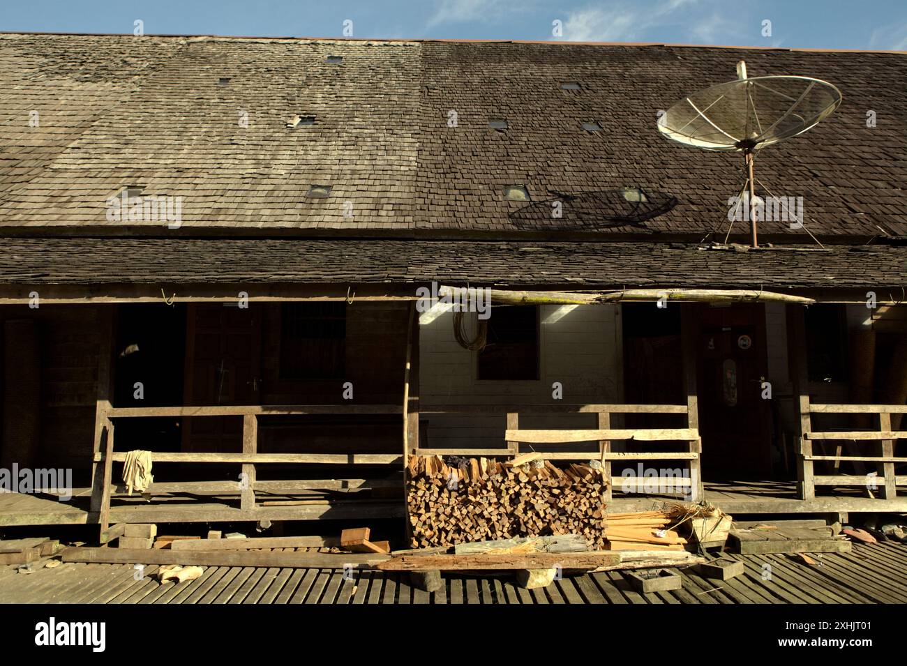 Bois de chauffage et antenne de télévision à la maison longue de la communauté traditionnelle de Dayak IBAN à Sungai Utik, Kapuas Hulu, Kalimantan occidental, Indonésie. Banque D'Images