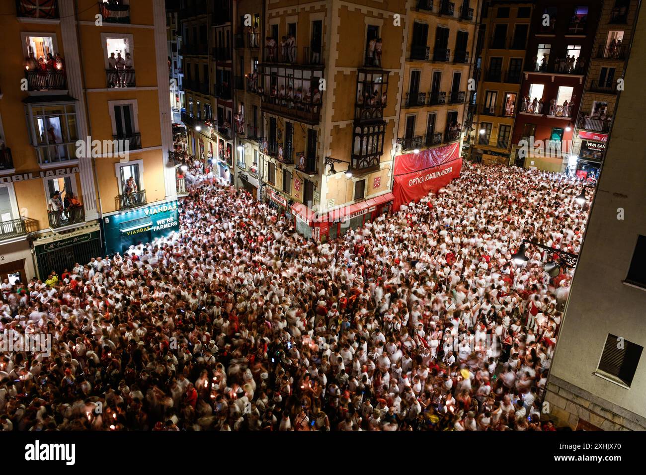 Pampelune, 14 juillet 2024. Les fêtards brandissent des foulards rouges et des bougies alors qu'ils se rassemblent devant la mairie de la ville pour chanter la chanson d'adieu traditionnelle 'Pobre de mi' (pauvre moi) qui symbolise leur tristesse pour la fin du festival San Fermin, à Pampelune, dans le nord de l'Espagne, le 15 juillet 2024. Crédit : Mikel CIA Da Riva /Alamy Live News Banque D'Images Pampelune, 14 juillet 2024. Les fêtards brandissent des foulards rouges et des bougies alors qu'ils se rassemblent devant la mairie de la ville pour chanter la chanson d'adieu traditionnelle 'Pobre de mi' (pauvre moi) qui symbolise leur tristesse pour la fin du festival San Fermin, à Pampelune, dans le nord de l'Espagne, le 15 juillet 2024. Crédit : Mikel CIA Da Riva /Alamy Live News Banque D'Images
