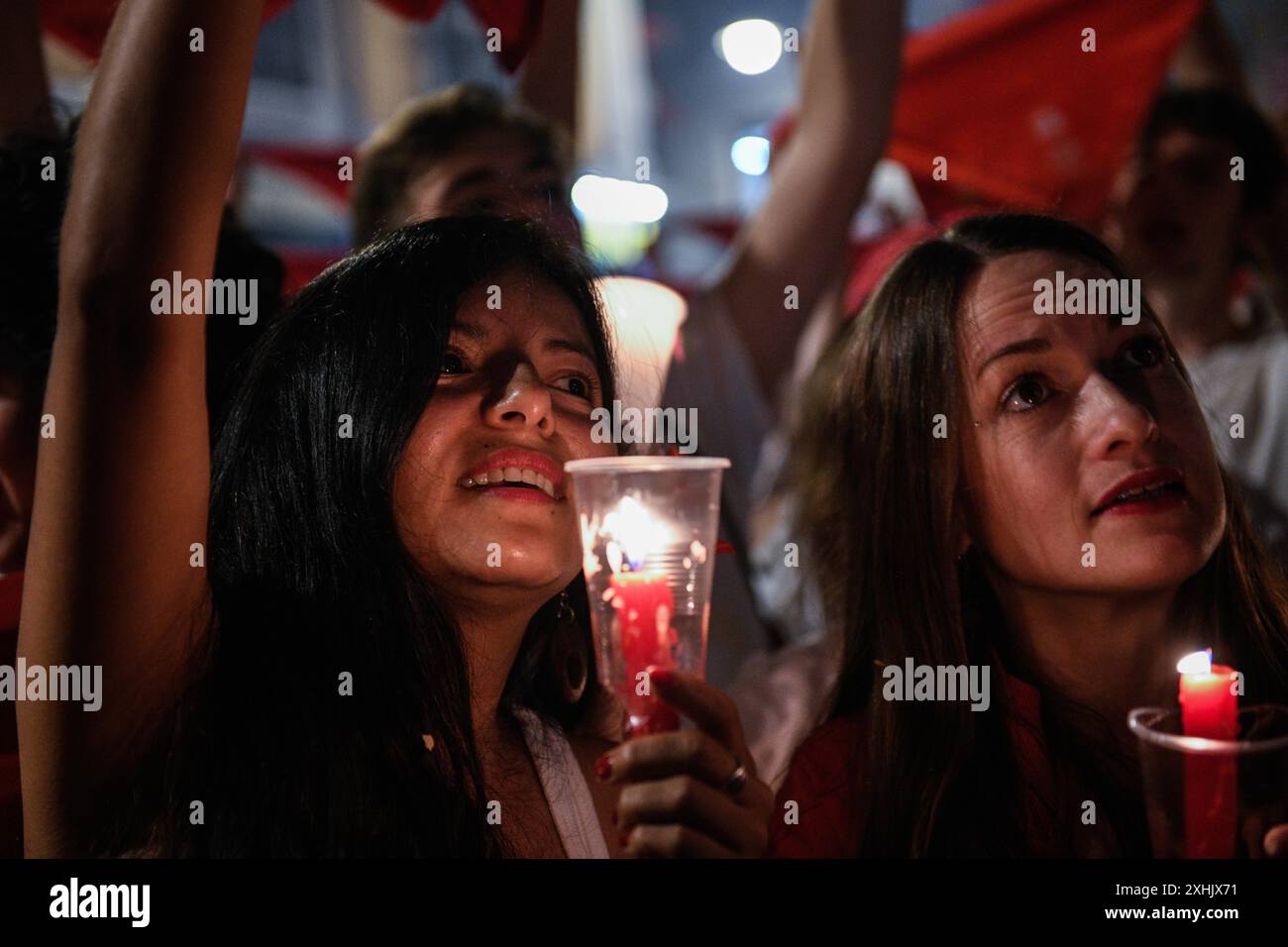 Pampelune ,14 juillet 2024. Une fêteuse tient une bougie alors qu'elle chante 'Pobre de Mi' qui marque la fin officielle des fiestas de San Fermín à Pampelune, dans le nord de l'Espagne, dimanche 14 juillet 2024.Credit : Mikel CIA Da Riva /Alamy Live News Banque D'Images Pampelune ,14 juillet 2024. Une fêteuse tient une bougie alors qu'elle chante 'Pobre de Mi' qui marque la fin officielle des fiestas de San Fermín à Pampelune, dans le nord de l'Espagne, dimanche 14 juillet 2024.Credit : Mikel CIA Da Riva /Alamy Live News Banque D'Images
