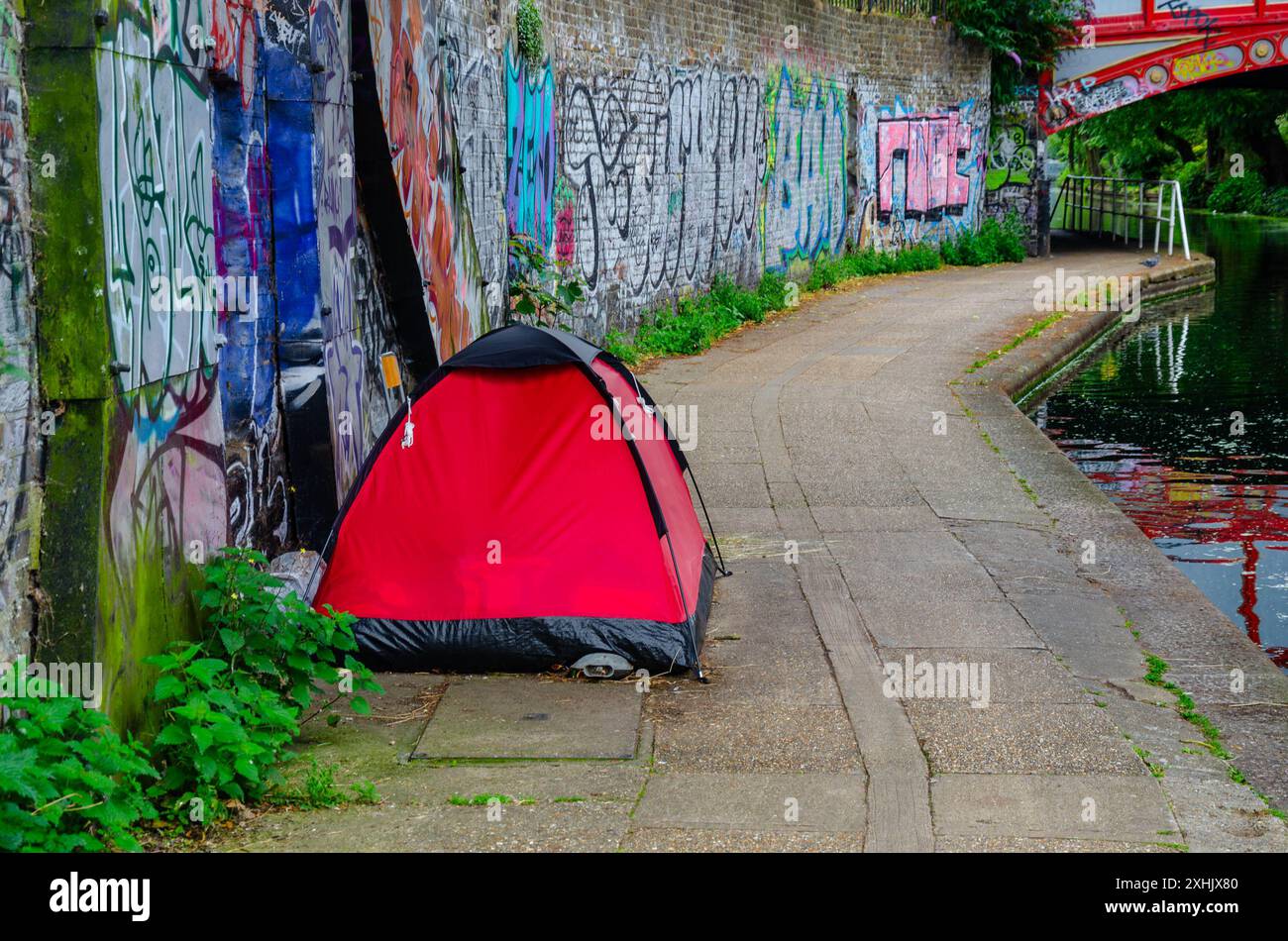 Une tente dressée par un sans-abri sous un pont sur le chemin le long du bras de Paddington du Grand Union canal à Londres, au Royaume-Uni Banque D'Images