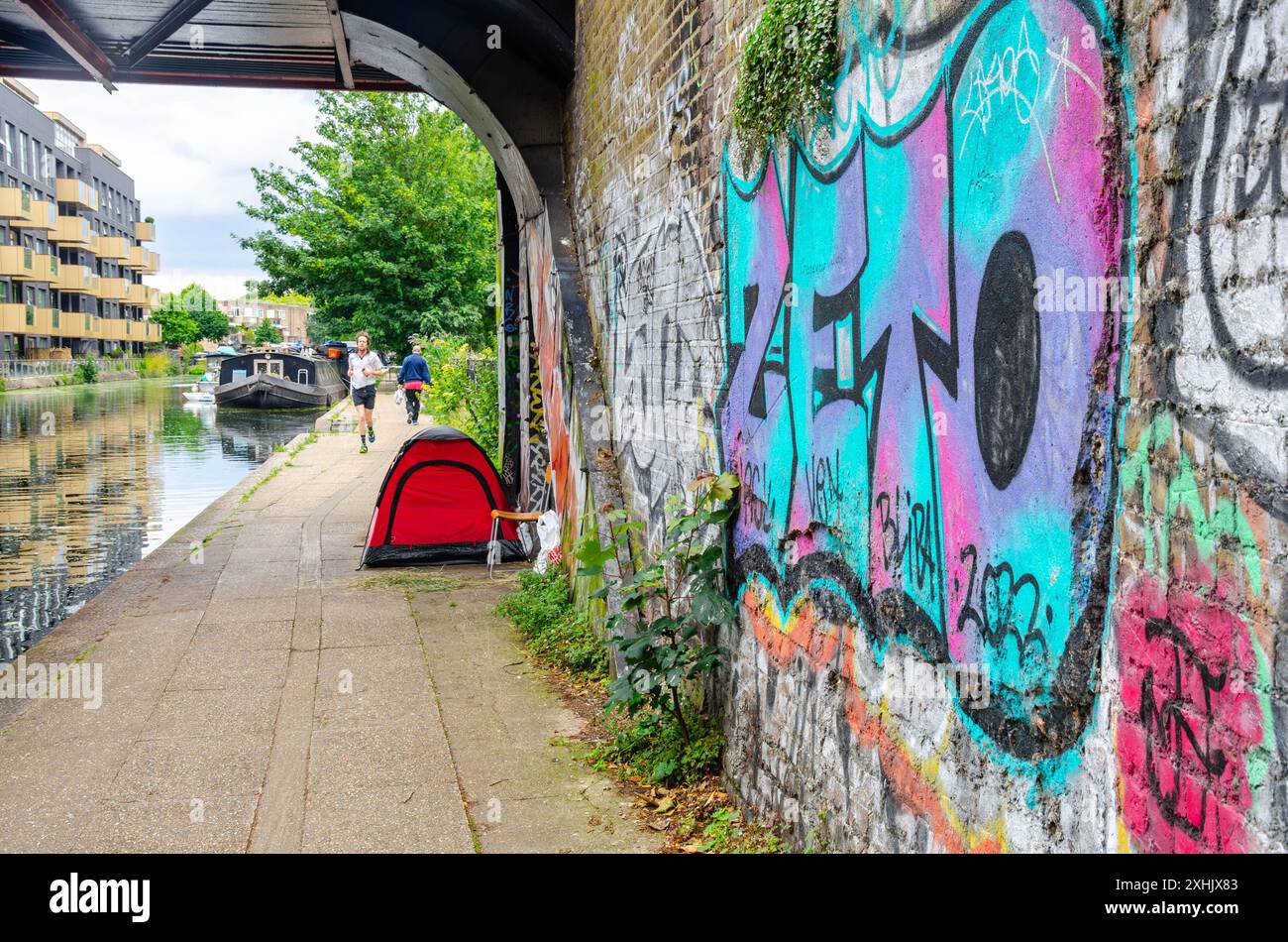Une tente dressée par un sans-abri sous un pont enjambant le bras Paddington du Grand Union canal à Londres, au Royaume-Uni Banque D'Images
