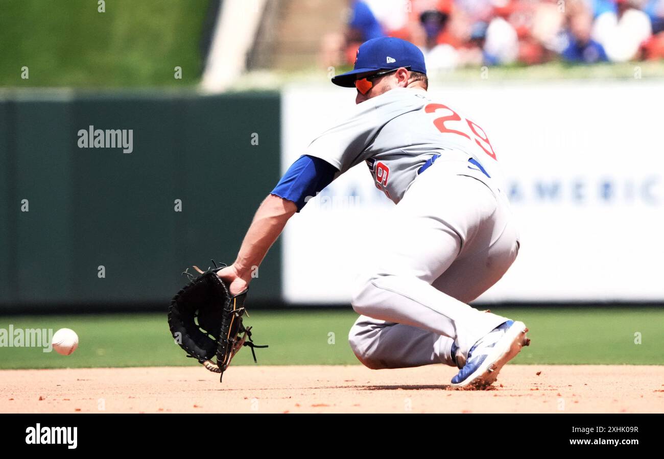 Louis, États-Unis. 14 juillet 2024. Michael Busch, premier joueur de base des Chicago Cubs, accroche un ballon au sol sur la batte des nouveaux Louis Cardinals Brandon Crawford en septième manche au Busch Stadium à nouveaux Louis le dimanche 14 juillet 2024. Photo de Bill Greenblatt/UPI crédit : UPI/Alamy Live News Banque D'Images