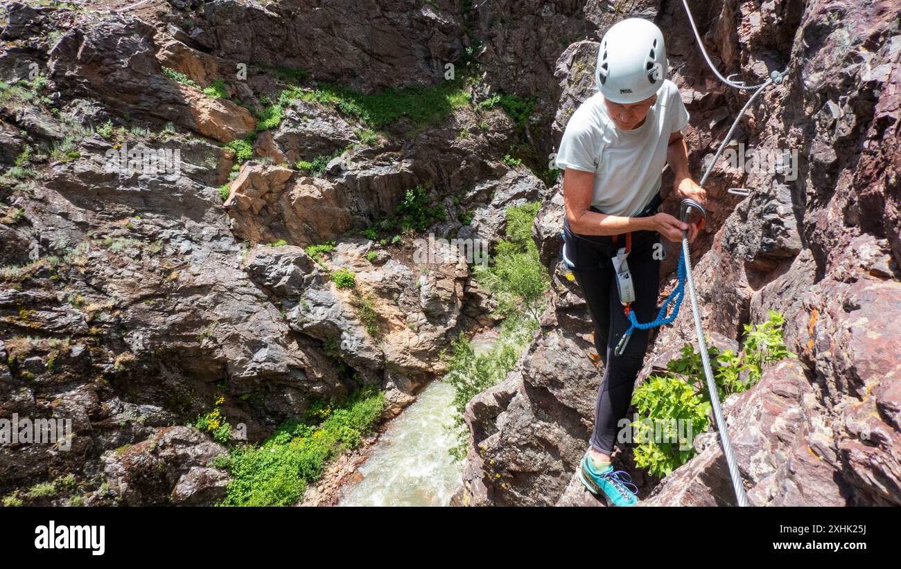 Une femme célibataire grimpant une via ferrata à Ouray, Colorado Banque D'Images