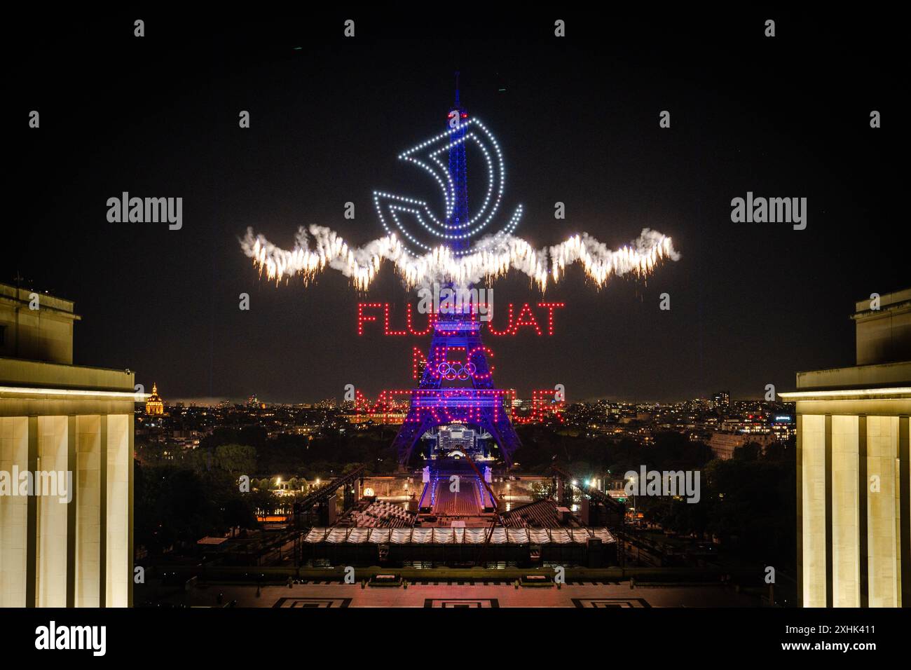 Paris, France. 14 juillet 2024. Des feux d'artifice explosent près de la Tour Eiffel lors des célébrations du Bastille Day à Paris, France, le 14 juillet 2024. La France a organisé dimanche les célébrations de la Fête nationale française, ou Bastille Day. Crédit : Xu Chang/Xinhua/Alamy Live News Banque D'Images