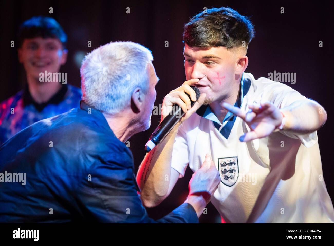 Manchester, Royaume-Uni. 14 juillet 2024. Mark Berry, bien connu sous le nom de Bez (l) de Happy Mondays attire la foule à Freight Island avant la finale de l'Euro 2024. Des milliers de supporters remplissent les zones de fans à travers le pays pour regarder le grand match, qui voit l'Angleterre affronter l'Espagne. (Photo par Andy Barton/SOPA images/SIPA USA) crédit : SIPA USA/Alamy Live News Banque D'Images