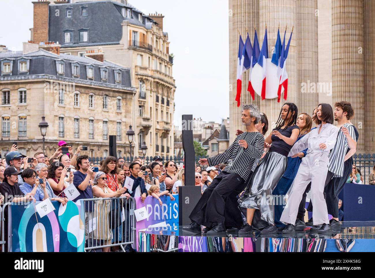 Paris, France. 14 juillet 2024. Des artistes dansent pendant les Jeux Olympiques Paris 2024 Relais de la flamme à Paris, France, le 14 juillet 2024. Crédit : Sun Fei/Xinhua/Alamy Live News Banque D'Images