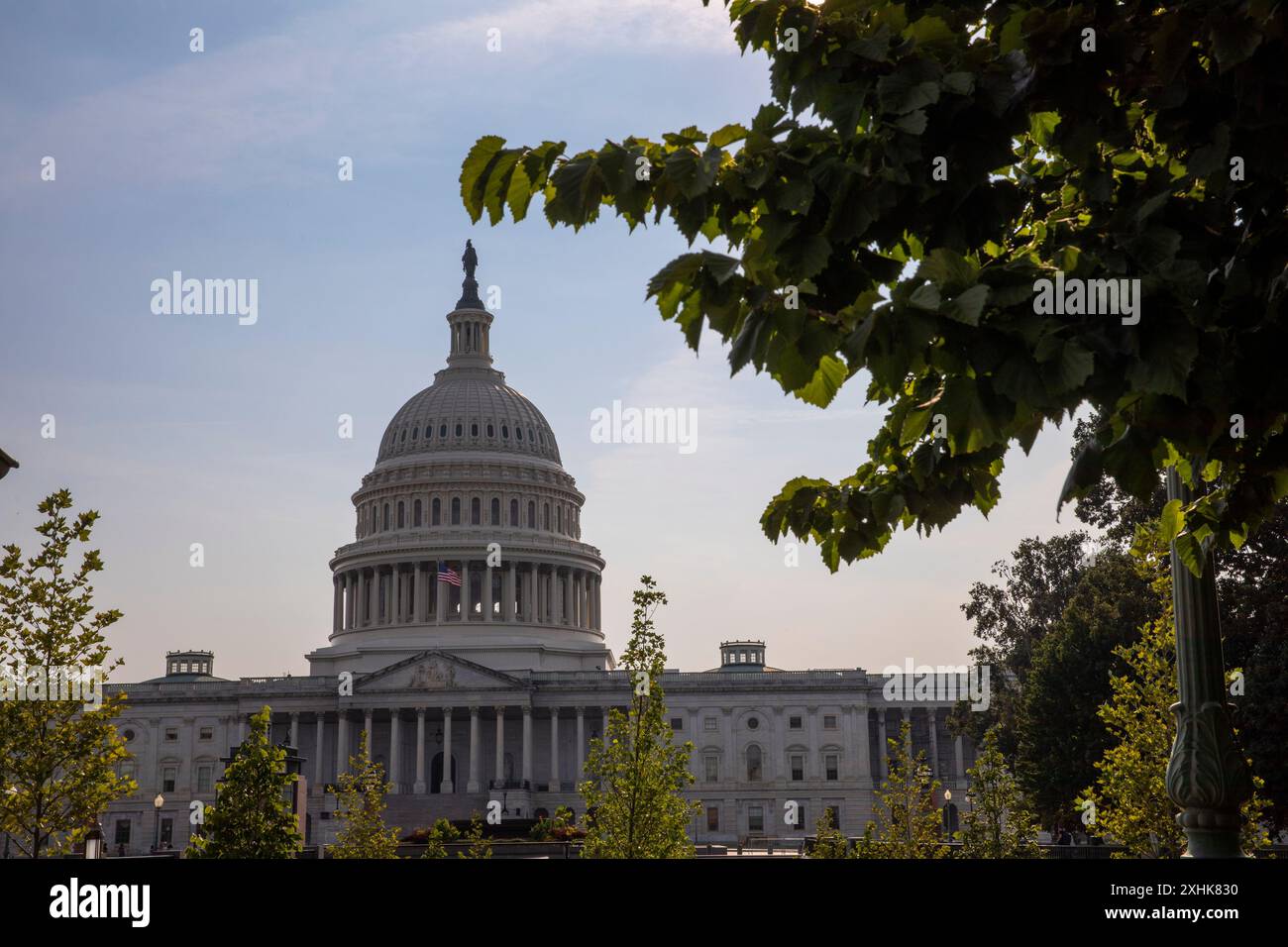 Une vue du Capitole américain à Washington, DC, États-Unis, le 14 juillet 2024, un jour après que l’ancien président américain Donald Trump ait été blessé lors d’une fusillade lors d’un rassemblement de campagne à Butler, en Pennsylvanie. Le Capitole des États-Unis est le siège du Congrès des États-Unis, la branche législative du gouvernement fédéral. Il est situé sur Capitol Hill à l'extrémité est du National Mall à Washington, DC (photo par Aashish Kiphayet/Alamy Live News) Banque D'Images