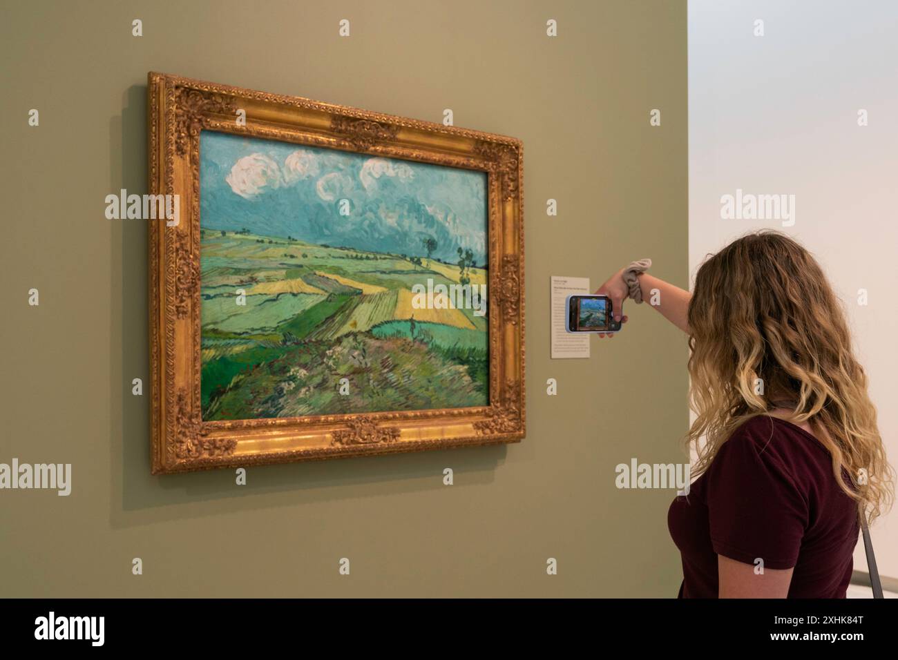 Une femme blonde photographie une peinture de van Gogh au Cincinnati Art Museum, Pittsburgh, Pennsylvanie, États-Unis Banque D'Images