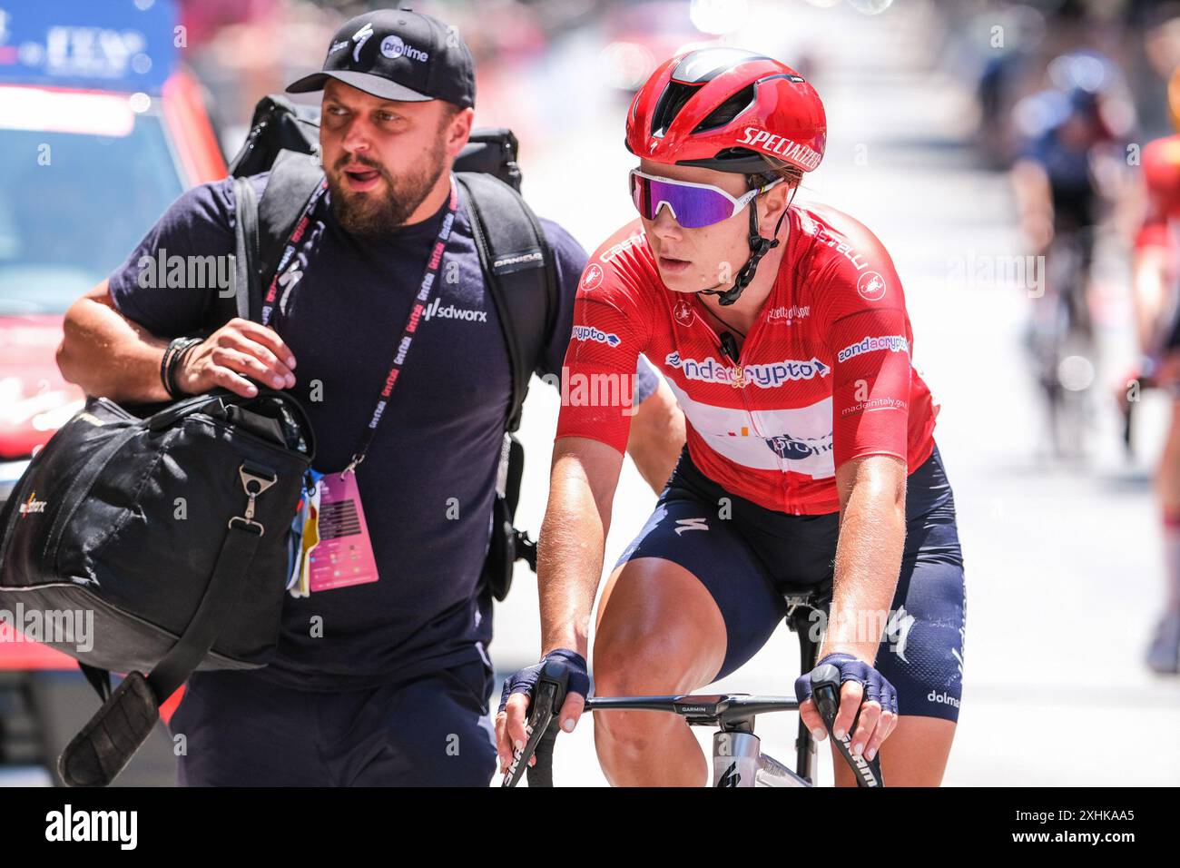 Lotte Kopecky (bel) de Team SD Worx sur la ligne d'arrivée lors de la 8ème étape finale de Pescara à líAquila. Crédit : SOPA images Limited/Alamy Live News Banque D'Images