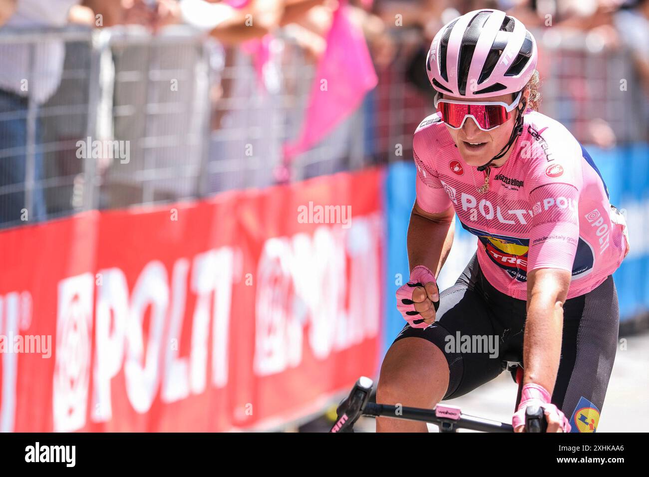 ELISA Longo Borghini (ITA) de Lidl - Trek Team remporte le maillot rose du Giro díItalia Women 2024. Crédit : SOPA images Limited/Alamy Live News Banque D'Images