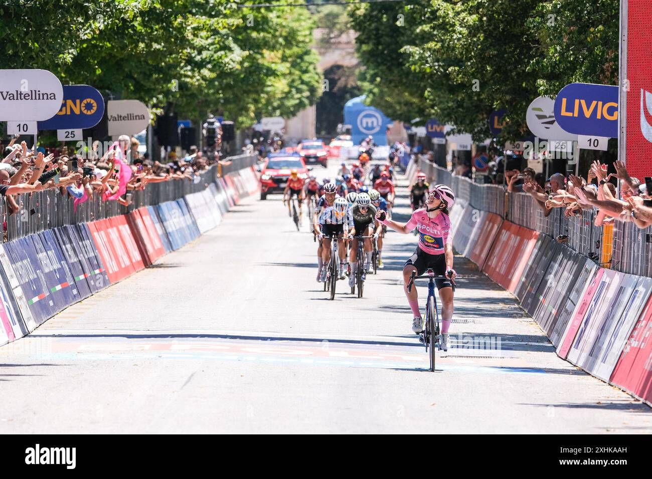 ELISA Longo Borghini (ITA) de Lidl - Trek Team remporte le maillot rose du Giro díItalia Women 2024. Crédit : SOPA images Limited/Alamy Live News Banque D'Images