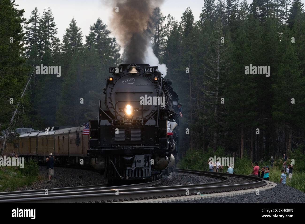 Truckee, États-Unis. 14 juillet 2024. L'Union Pacific "Big Boy" fait son chemin sur donner Pass et dans la ville de Truckee lors de sa visite historique après avoir été rénové. Des foules de gens se sont rendues pour regarder le train voyager à travers les montagnes de la Sierra Nevada en Californie. 14 juillet 2024. (Photo de Hale Irwin/Sipa USA) crédit : Sipa USA/Alamy Live News Banque D'Images