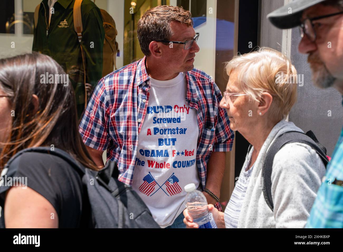 Des partisans de Donald Trump vus devant Trump Towers. Les partisans et les fans de Donald Trump se tiennent devant les Trump Towers à New York après avoir été reconnu coupable de 34 chefs d’accusation de falsification de dossiers commerciaux au premier degré, ce qui est un crime à New York. Partisans en colère de Donald Trump L'ancien président des États-Unis a agité des drapeaux et a tenu des banderoles montrant leur soutien et son soutien lors des prochaines élections. Banque D'Images