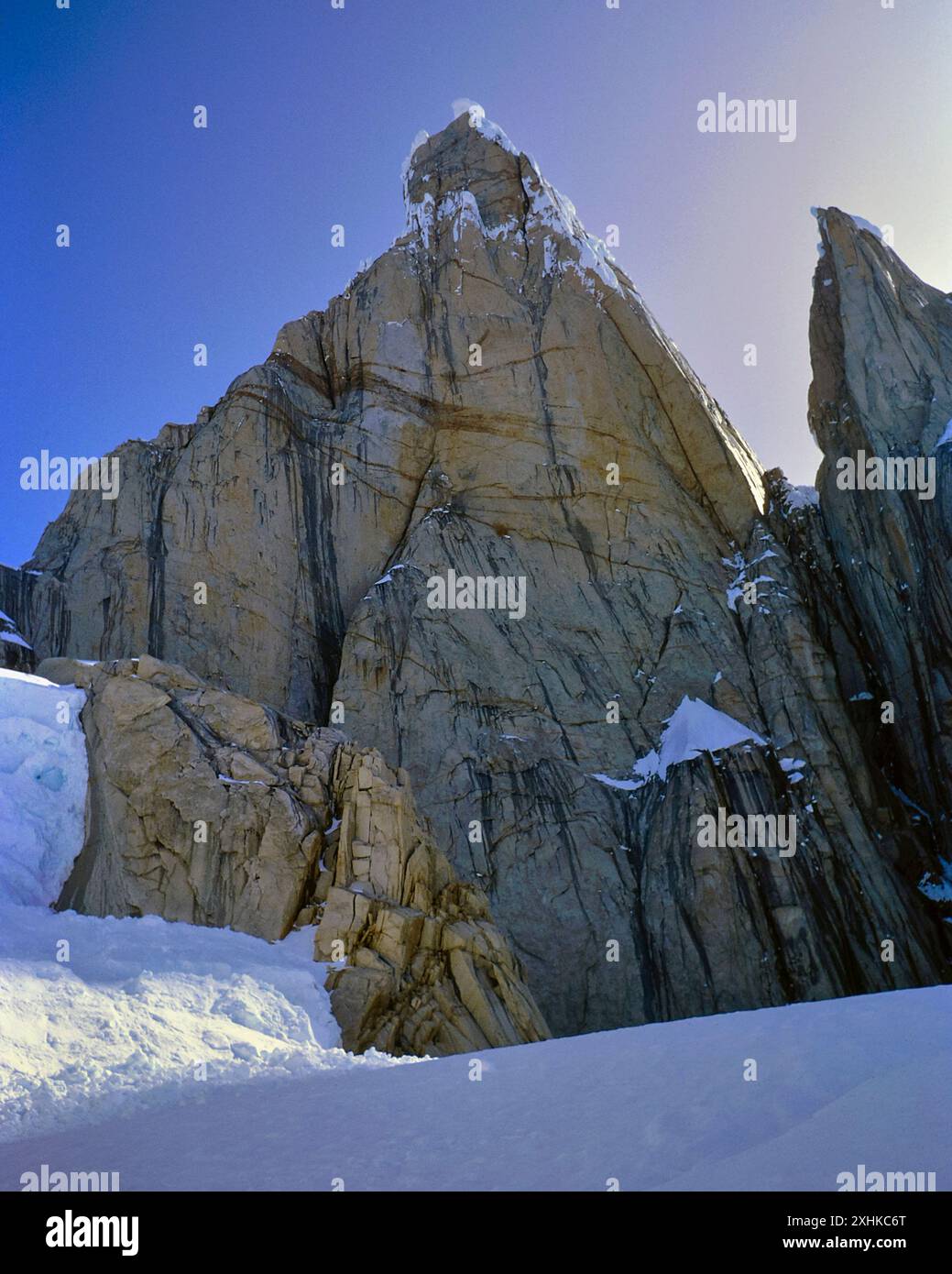 La face est du Cerro Torre, 3128 m, dans le parc national Los Glaciares, Patagonie, province de Santa Cruz, Argentine, Amérique du Sud. Janvier 1993. Banque D'Images