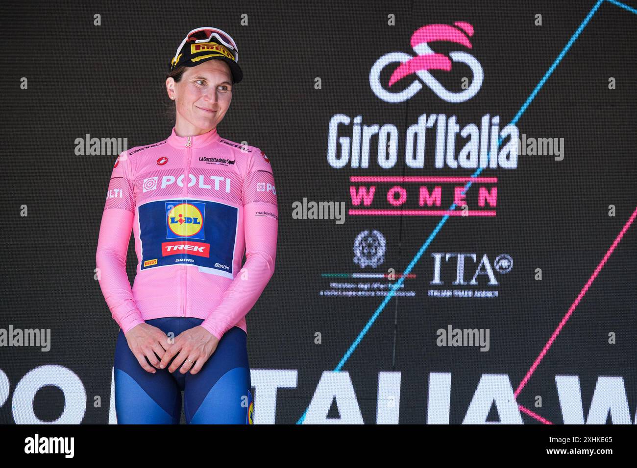 ELISA Longo Borghini d'Italie et Lidle Trek Team avec maillot de leader rose sur le podium lors de l'étape 8 du Giro d'Italia Women 2024. Elle remporte la première place du Giro d'Italia Women 2024, le maillot rose et le Trophée 'Luce Infinita'. Crédit : SOPA images Limited/Alamy Live News Banque D'Images