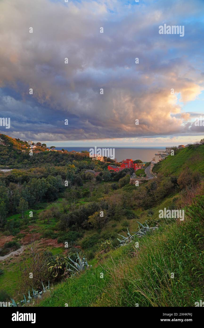 Vue sur les champs phlégréens (Campi Flegrei), un volcan caldeira actif faisant partie de l'arc volcanique Campanien dans la baie de Naples, Italie Banque D'Images