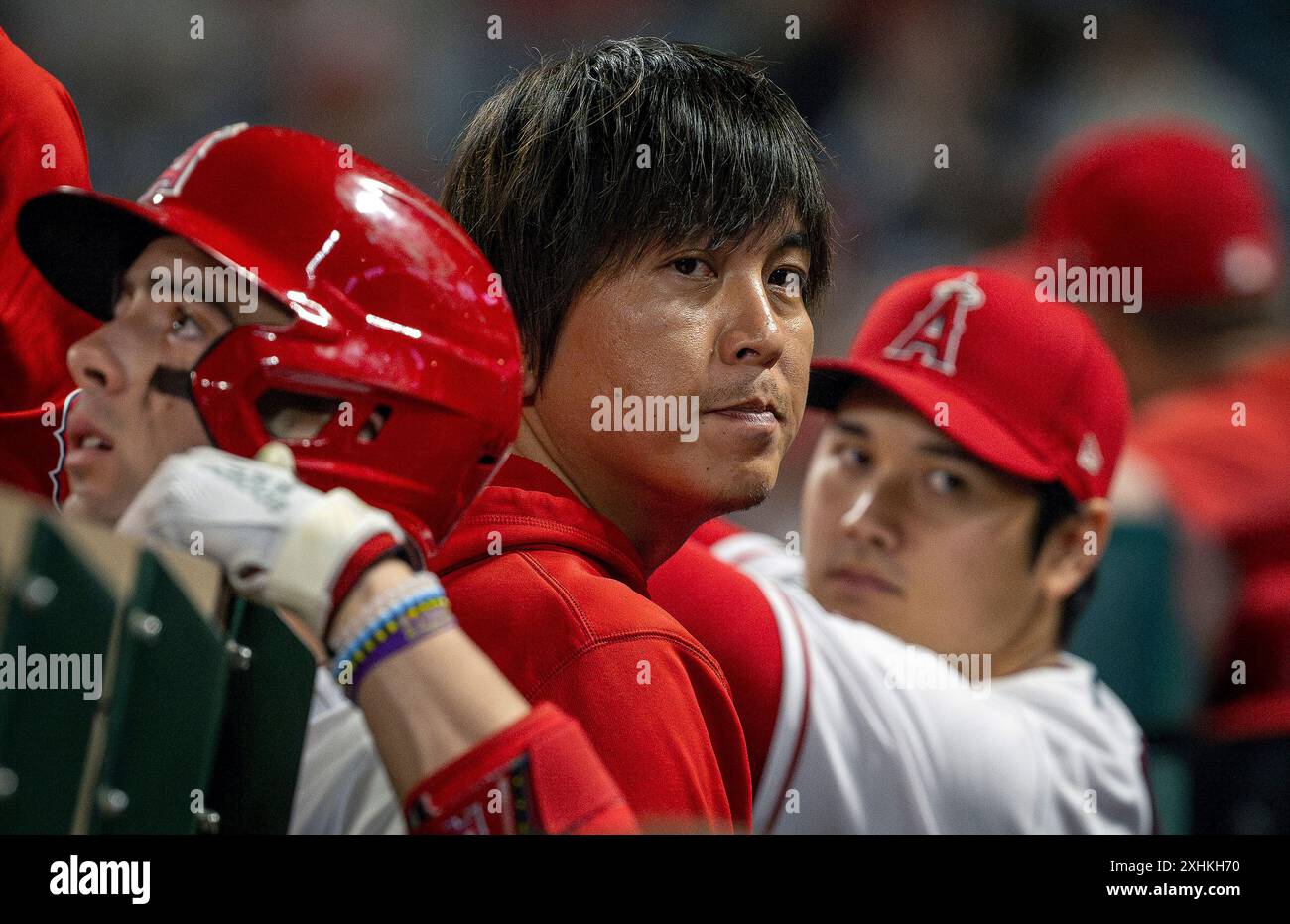 Anaheim, Californie, États-Unis. 15 juillet 2023. IPPEI MIZUHARA (au centre) dans The Angels Dugout est la superstar japonaise des Los Angeles Angels SHOHEI OHTANI (à droite) traducteur et bras droit. (Crédit image : © Mark Edward Harris/ZUMA Press Wire) USAGE ÉDITORIAL SEULEMENT! Non destiné à UN USAGE commercial ! Banque D'Images