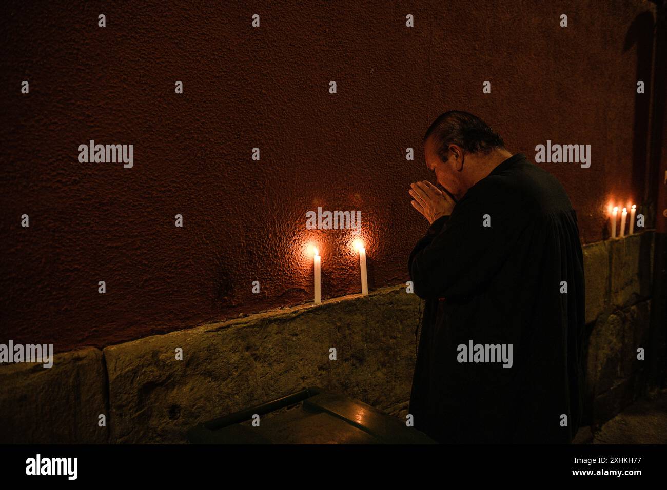 Pampelune ,14 juillet 2024. Une fêteuse tient une bougie alors qu'elle chante 'Pobre de Mi' qui marque la fin officielle des fiestas de San Fermín à Pampelune, dans le nord de l'Espagne, le dimanche 14 juillet 2024. Crédit : Mikel CIA Da Riva /Alamy Live News Banque D'Images Pampelune ,14 juillet 2024. Une fêteuse tient une bougie alors qu'elle chante 'Pobre de Mi' qui marque la fin officielle des fiestas de San Fermín à Pampelune, dans le nord de l'Espagne, le dimanche 14 juillet 2024. Crédit : Mikel CIA Da Riva /Alamy Live News Banque D'Images