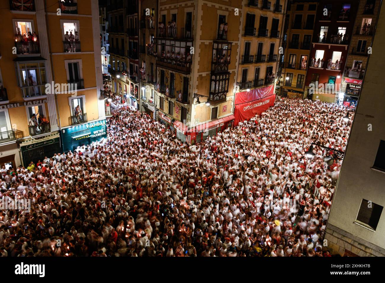 Pampelune, 14 juillet 2024. Les fêtards brandissent des foulards rouges et des bougies alors qu'ils se rassemblent devant la mairie de la ville pour chanter la chanson d'adieu traditionnelle 'Pobre de mi' (pauvre moi) qui symbolise leur tristesse pour la fin du festival San Fermin, à Pampelune, dans le nord de l'Espagne, le 15 juillet 2024. Crédit : Mikel CIA Da Riva /Alamy Live News Banque D'Images Pampelune, 14 juillet 2024. Les fêtards brandissent des foulards rouges et des bougies alors qu'ils se rassemblent devant la mairie de la ville pour chanter la chanson d'adieu traditionnelle 'Pobre de mi' (pauvre moi) qui symbolise leur tristesse pour la fin du festival San Fermin, à Pampelune, dans le nord de l'Espagne, le 15 juillet 2024. Crédit : Mikel CIA Da Riva /Alamy Live News Banque D'Images