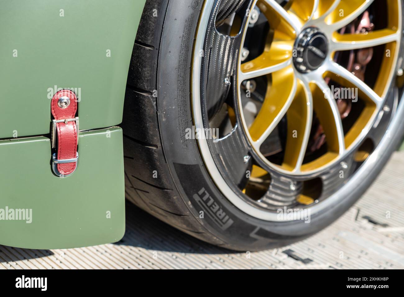 Détail de boucle en cuir de voiture de sport Pagani Utopia au Goodwood Festival of Speed 2024 événement de sport automobile à West Sussex, Royaume-Uni. Pneu Pirelli P Zero Banque D'Images