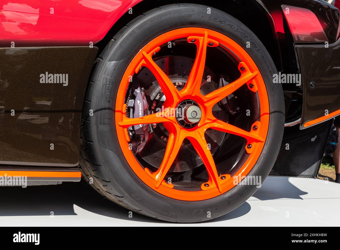 Roue McLaren Senna 2018 au Goodwood Festival of Speed 2024 Motorsport Event à West Sussex, Royaume-Uni. Roue orange avec pneu Pirelli P Zero Banque D'Images