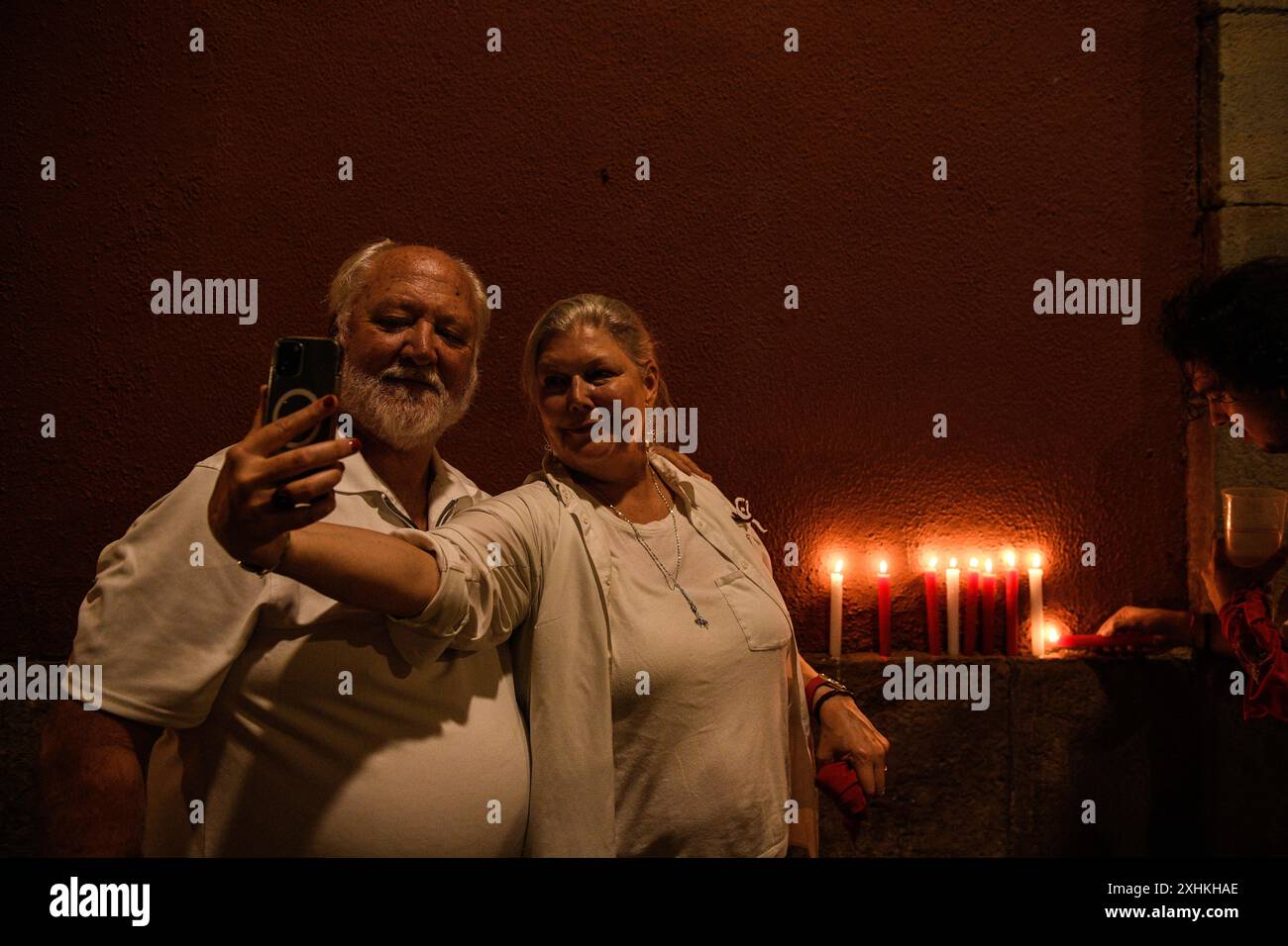 Pampelune ,14 juillet 2024. Une fêteuse tient une bougie alors qu'elle chante 'Pobre de Mi' qui marque la fin officielle des fiestas de San Fermín à Pampelune, dans le nord de l'Espagne, le dimanche 14 juillet 2024. Crédit : Mikel CIA Da Riva /Alamy Live News Banque D'Images Pampelune ,14 juillet 2024. Une fêteuse tient une bougie alors qu'elle chante 'Pobre de Mi' qui marque la fin officielle des fiestas de San Fermín à Pampelune, dans le nord de l'Espagne, le dimanche 14 juillet 2024. Crédit : Mikel CIA Da Riva /Alamy Live News Banque D'Images